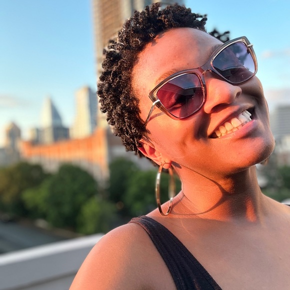 Meet your Posher, Danielle - Picture 2 of 2